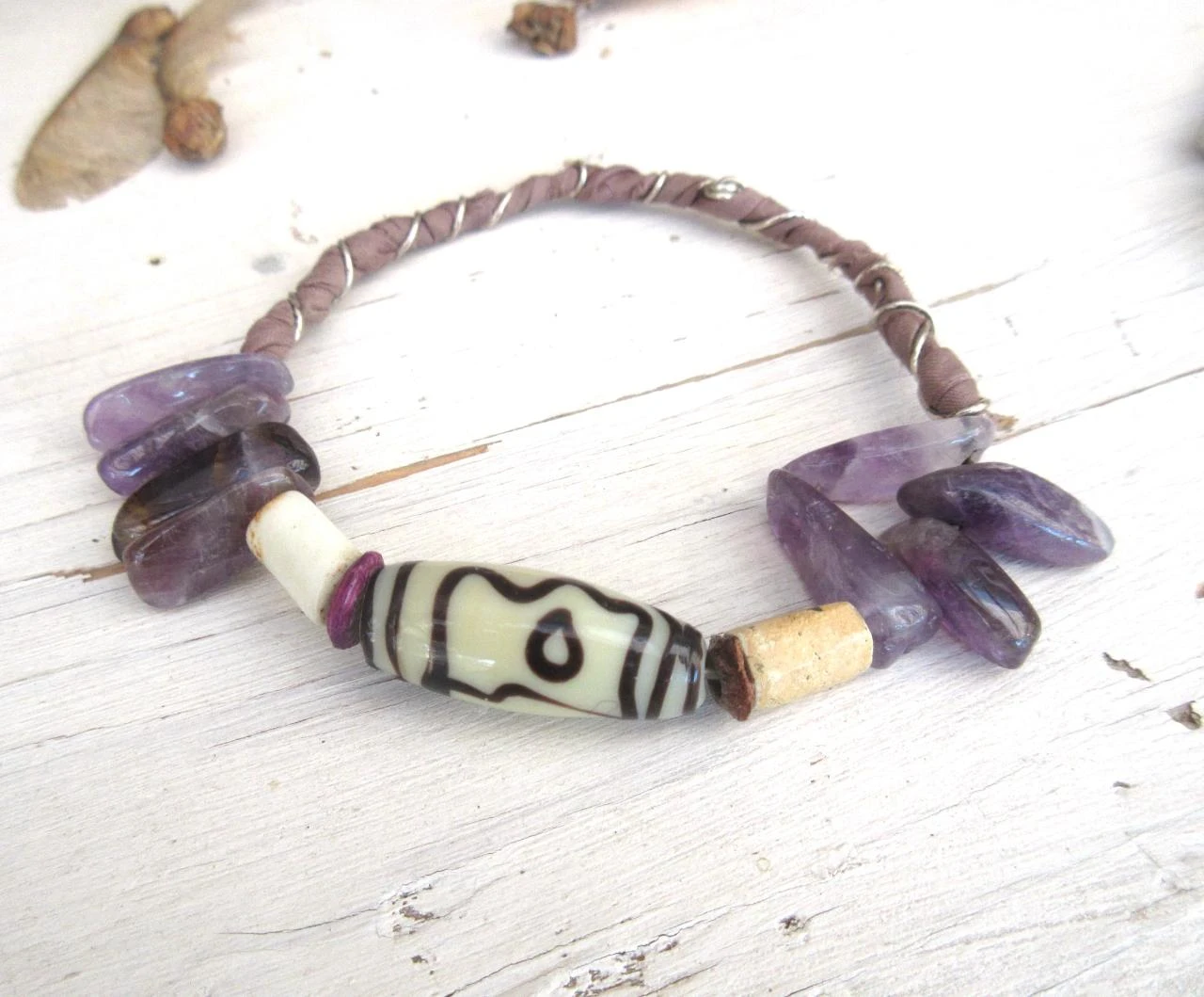 Bohemien tribale semi-rigide armband met DZI parel en amethist buisjesparels – photo 2